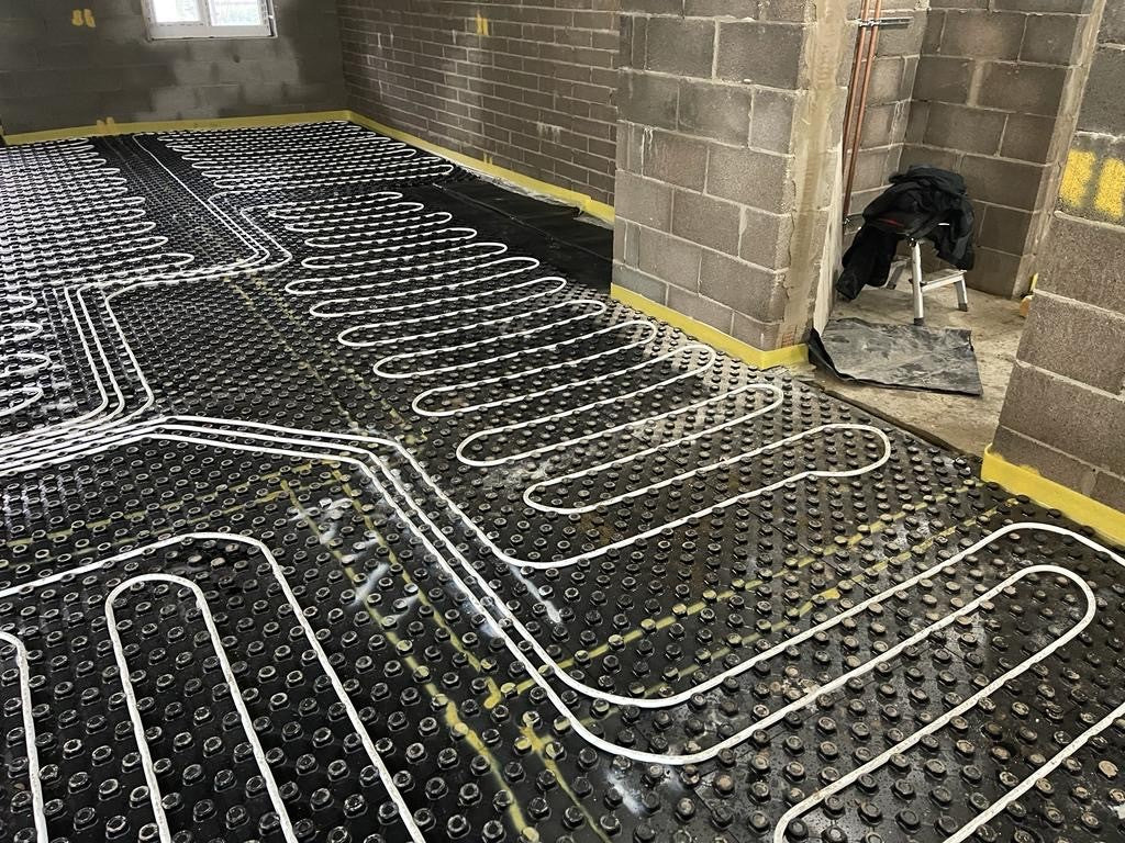 Underfloor Heating pipes installed onto dB FFR Acoustic Rubber Rolls
